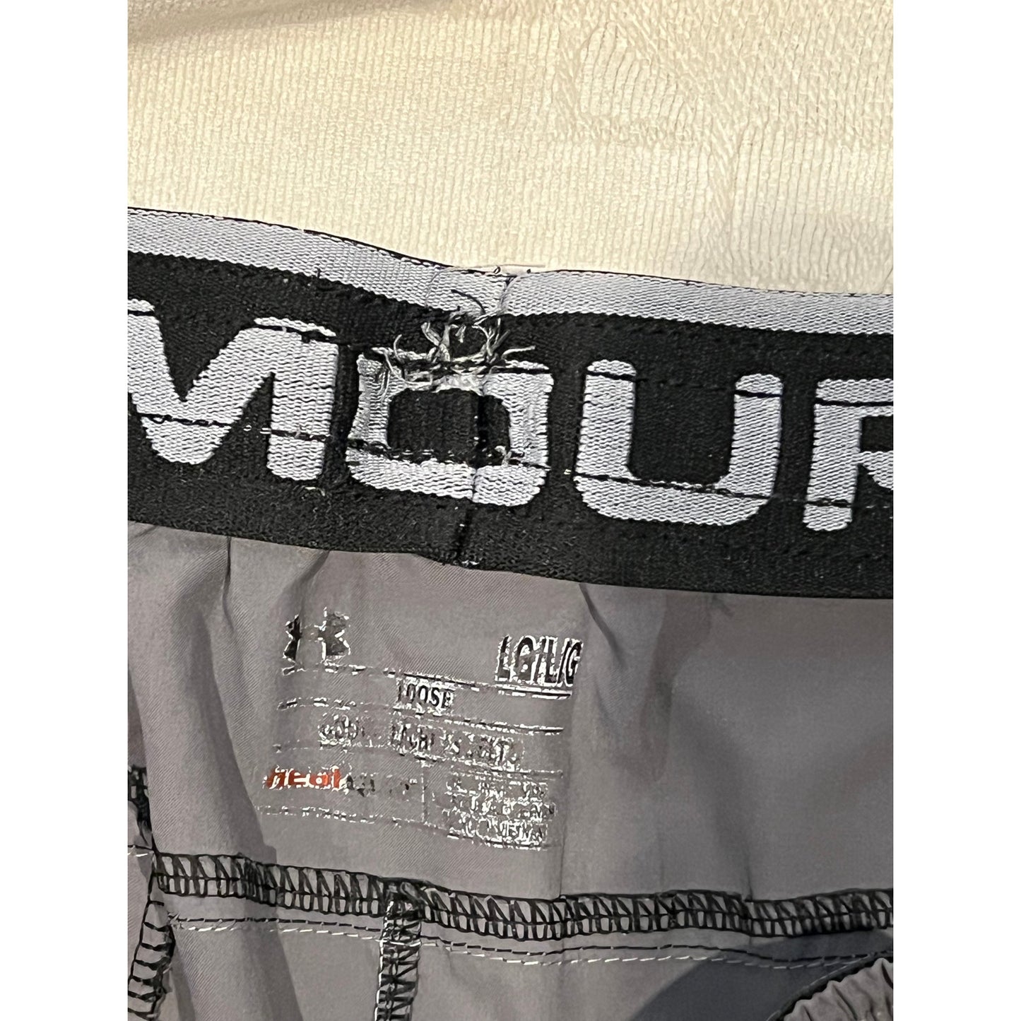 Under Armour Loose Beige Training Shorts Mens Large