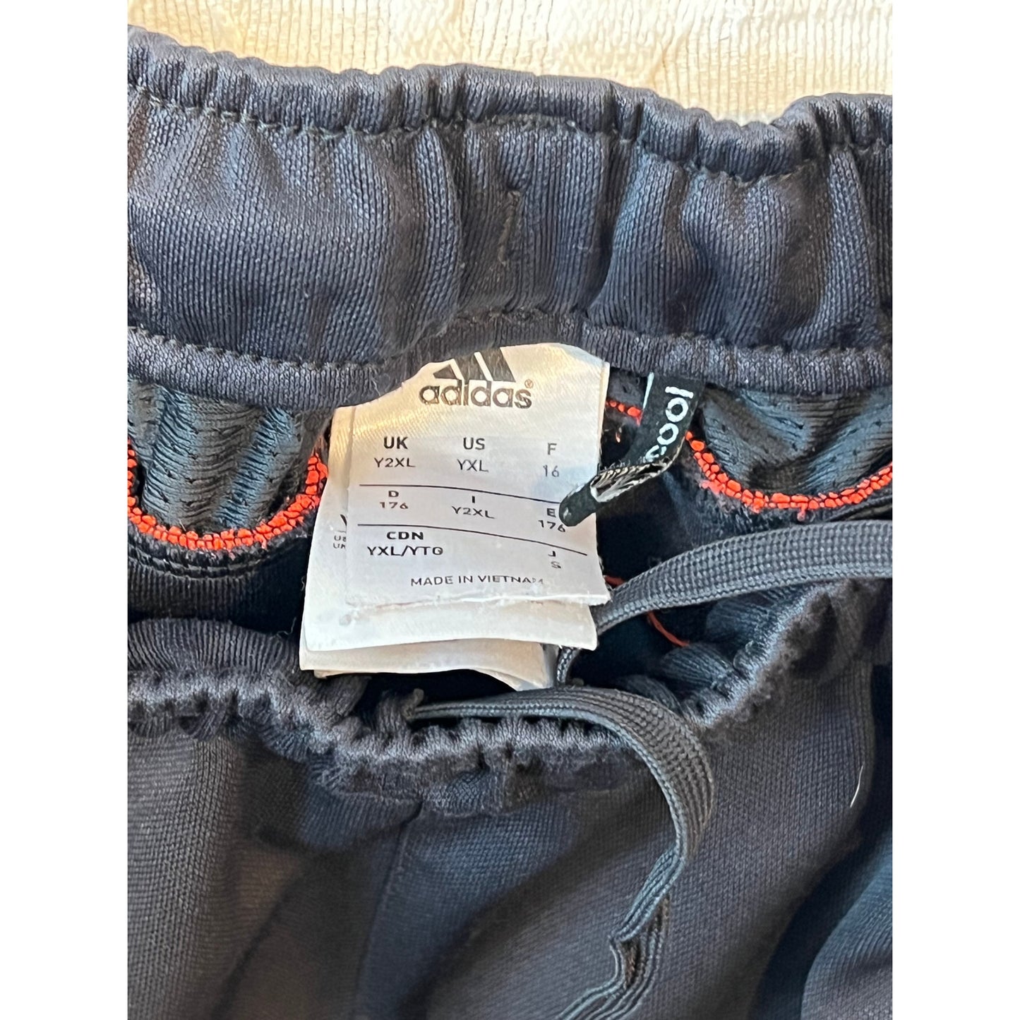 Pantalon de jogging fuselé court Adidas pour garçon, taille YXL, avec liseré rouge