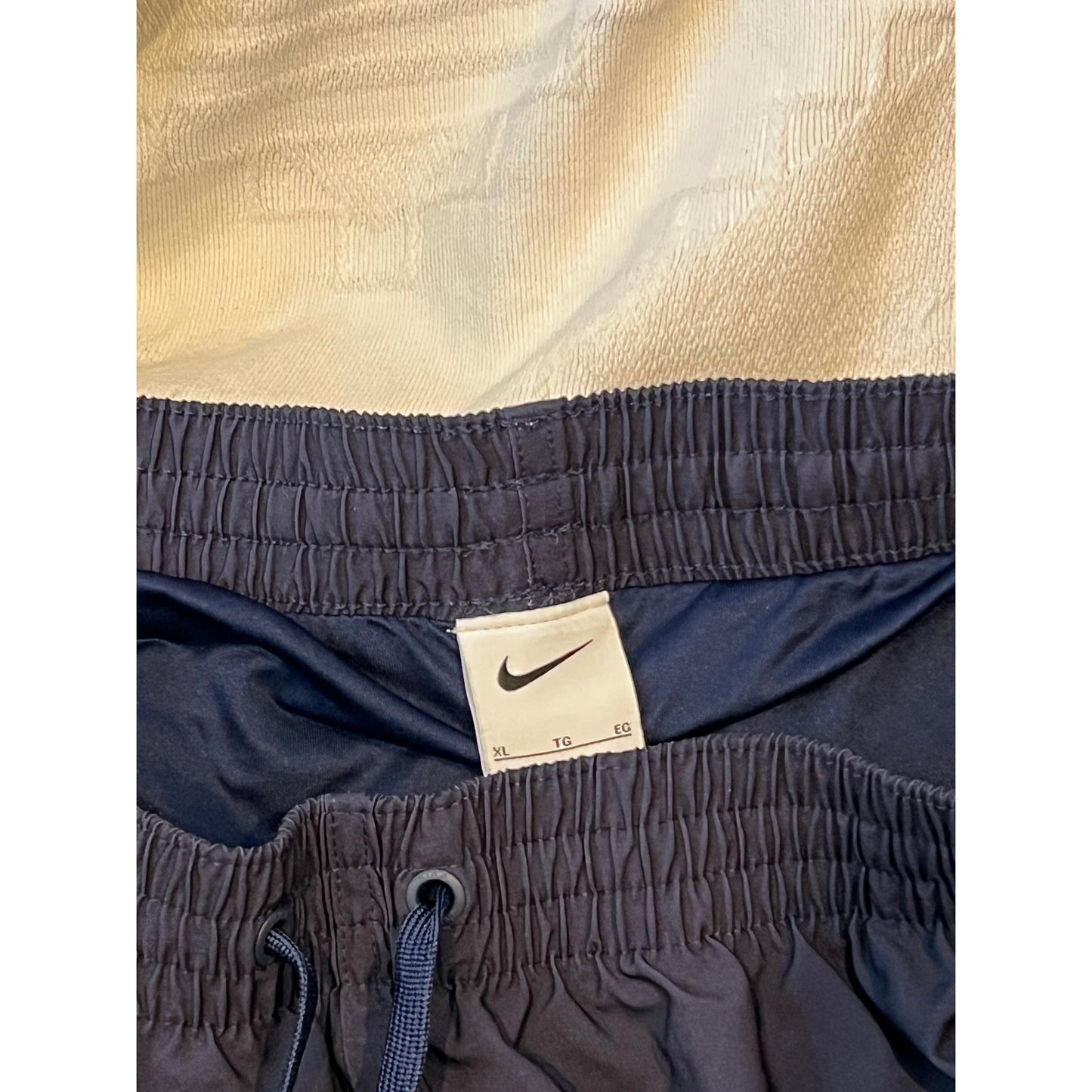 Short d'entraînement Nike noir avec doublure de compression pour homme (taille XL)
